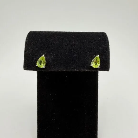 NWOT ~4x6mm faceted, pear cut Peridot stud earrings in sterling silver! - Picture 12 of 14